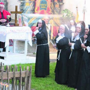 Für viel Spektakel sorgen - Der ständig niesende Schnützi stört die heilige Messe – sehr zum Missfallen der Nonnen.