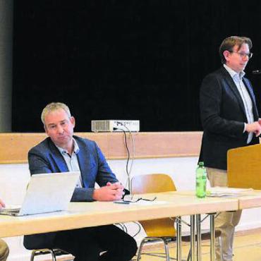 Grossprojekt geplant - Sie informierten über die Pläne (von links): Projektleiter Armin Rauchenstein, Sektionsleiter Marius Büttiker, Projektverfasser Peter Bisang und der Dintiker Gemeindeammann André Meyer.