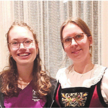 Neues Vorstandsmitglied gewählt - Kerstin Vogel (links) und Melvin Vogel wurden zusammen mit dem nicht anwesenden Janek Groll als neue Aktivmitglieder aufgenommen. Sarah Warthmann (Mitte) wählten die Anwesenden als neues Vorstandsmitglied. Bild: zg