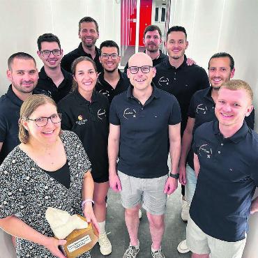 Junges Blut geht in die Zukunft - Die Vorstandsmitglieder von Handball Wohlen – und Corinne Egger, Gewinnerin der Lukas-Bloch-Trophäe (vorne links). Von links: Raphael Bolliger (Spielbetrieb), Philippe Maurer (Finanzen), Christoph Schraner (Material), Francine Biffiger (Beachhandball), Sergio Abalo (Ressourcen), David Christen (neues Ehrenmitglied), Andreas Stierli (Präsident), Flavio Galliker (der als Anlass-Chef nun neu Aktuar wird), Manuel Frey (Marketing) und Dennis Horn (Geschäftsstelle). Bilder: spr