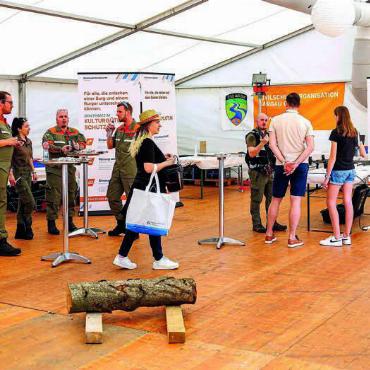 Unverzichtbarer Partner für Grossevents - Ohne Zivilschutz keine «mega24»: Die Mitglieder des Zivilschutzes Aargau Ost haben am Grossevent tatkräftig mitgeholfen und sich vorgestellt. Bilder: pd