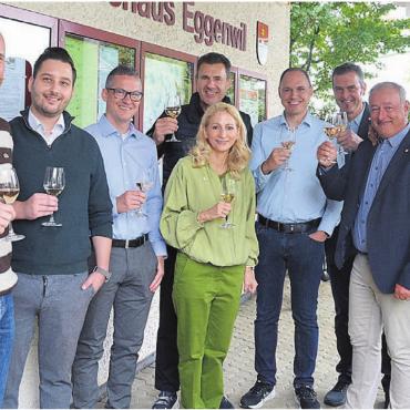 Gemeinderat verändert sich - Gewählte, Nicht-Gewählte, Abtretende und die Verwaltung stiessen miteinander an: (v. l.) Gemeinderat Sebastian Meyer (neu), Maurice Macchi (nicht gewählt), Gemeinderat Nicola Altschul (neu), bald Alt-Gemeinderat André Heinrich, Gemeinderätin Esther Werthmüller (bisher), Neu-Ammann Pascal Vogel, Neu-Vizeammann Roland Belser, bald Alt-Ammann Roger Hausherr und Gemeindeschreiber Walter Bürgi. Bild: Roger Wetli