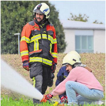 Mitmachen erwünscht - Am Wasserwerfer beim Posten Tanklöschfahrzeug.