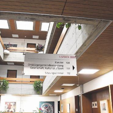 Unbedingt Synergien nutzen - Von Asbest befallen: Das Wohler Gemeindehaus muss für rund eine Million Franken sofort saniert werden. Im nächsten Jahr sind acht Etappen dafür vorgesehen. Bild: Archiv/dm