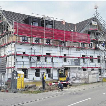 Baulücke ist geschlossen - Wo einst das «Rössli» stand, entsteht aktuell ein Mehrfamilienhaus. Die Bauarbeiten laufen nach Plan. Bild: zg