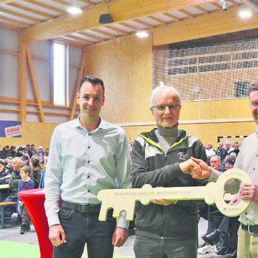 Happy End einer langen Geschichte - Bei der Schlüsselübergabe. Von links: Pascal Hörler, Strüby Holzbau, Felix Kleiner, IG Sportvereine, und Gemeinderat Beat Küng.