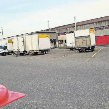 Mehr Ordnung schaffen - Schon jetzt stehen rund um die alte Lagerhalle viele Lastwagen der Post. Jetzt sollen die Parkplätze besser geordnet werden. Zudem wird die Hälfte der Parkplätze mit Ladestationen ausgerüstet. Bild: Chregi Hansen