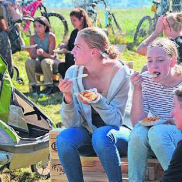 «Zitrone» und andere Geheimnisse - Auf allen Höfen war das Ambiente wunderschön und überall gab es Feines zu naschen. Auf dem Maienbühl-Hof etwa wurden frische «Öpfelchüechli» angeboten.