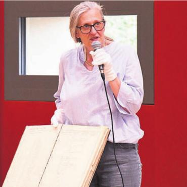 Festival für die ältere Dame - Barbara Müller, Schulleiterin Primarschule, gewährte einen Einblick in die 126 Jahre alte Schulchronik.