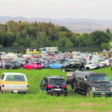 Umgeben von Burgern und Pommes - Ausblick, Fahrzeuge, Gäste, Film, kulinarisches Angebot: Das Autokino Muri bietet ganz vieles. Bilder: Annemarie Keusch / Archiv
