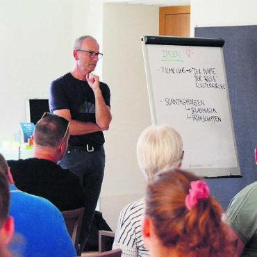 Gemeinsam Grosses stemmen - Sie freuen sich am grossen Interesse der Vereine und Institutionen und hoffen auf viele Ideen, von links: Franz Hold (Präsident Verein 1000 Jahre Kloster Muri), Stefan Staubli (OK-Präsident Sommerfest) und Tobias Holzer (Leiter Geschäftsstelle 1000 Jahre Kloster Muri). Bild: Annemarie Keusch