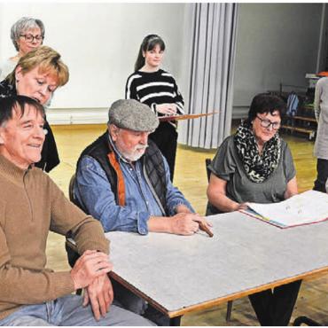 Zum Hundertsten ganz viel vor - Die Theatergruppe Villmergen spielt die Gründungsversammlung nach. Sie tut dies aber auf sehr eigene und sehr lustige Art und Weise.
