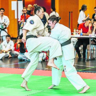Schlagkräftige Powerfrau - Angela Felber (links) im Finalkampf des WKB World Cups in Sarnen. Es war eines von zwei Turnieren in diesem Jahr, die sie gewonnen hat. Morgen Samstag soll an der SM in Anglikon Titel Nummer 3 folgen. Bild: zg