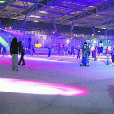 Treffpunkt Eisfeld - Die legendäre Eisdisco begeistert. Bild: Archiv
