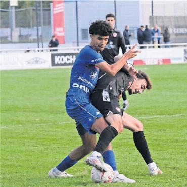 Auf der Suche nach dem nächsten Sieg - Wohlens Luca Nascimento (links) im Zweikampf mit einem Thun-Spieler. Die Freiämter müssen gegen Solothurn ähnlich kämpferisch auftreten. Bild: jl