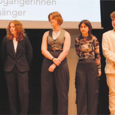 Abend voller Abschiede - Die besten Bez-Abschliessenden, von links: Fiona Rosenberg (5.3), Yael Stöckli ( (5.4), Caitlin Etterlin (5.3), Olivia Lang ( 5.4), Andjela Veskovic (5.4), Pol Braig (5.4), Aron Pasold (5.4) und Basil Burger (5.7). Bilder: Annemarie Keusch