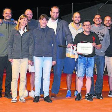 Mehr als ein Tennisturnier - 2019 übergab das OK der zweiten Generation das Turnier an die dritte Generation. Die Neuen starteten im Jahr darauf mit einer Absage – wegen Corona konnte der Bachstross-Cup zum bisher einzigen Mal nicht durchgeführt werden. Bilder: zg