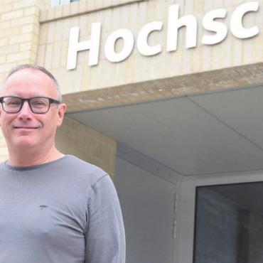 Mit zwei lachenden Augen - Junge Musiker begleiten und dafür weniger selber künstlerisch auftreten – diesen Weg hat Johannes Strobl an der Hochschule Luzern – Musik eingeschlagen. Bild: Annemarie Keusch