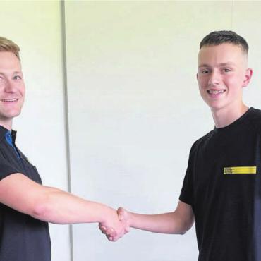 Nachwuchs in Gebäudeinformatik - Ausbildner und Lehrling, Dominik Leu (links) und Nils Köhle. Bild: zg