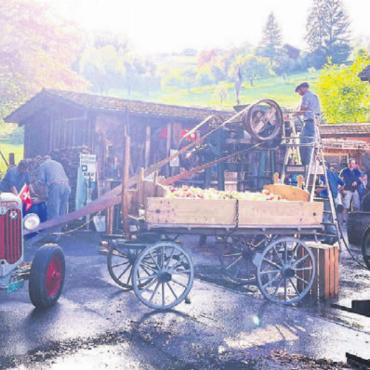 Altes Handwerk zeigen - Mosten wie in alten Tagen: Der Anlass des Feuerwehrvereins hat längst Tradition und zieht immer viele Besucher an. Bild: Archiv