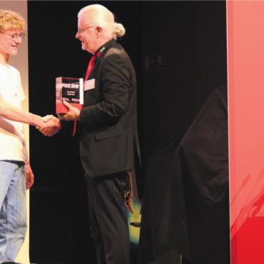 Mit viel Wärme und Herz - Peter Lehmann, Vorsitzender der Geschäftsleitung, übergibt Joshua Woodtli seinen «Prix ibw», rechts Verwaltungsratspräsident Hans-Ulrich Pfyffer. Bilder: vaw