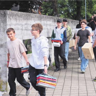 «Ein historischer Moment» - Mit Sack und Pack machten sie sich auf den Weg zu ihrer neuen Schule in Fahrwangen. Bilder: vaw