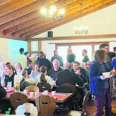 Schützehüsli ist jetzt Füürwehrstübli - Dicht gedrängt am Eröffnungsbrunch des neuen Vereinslokals. Der FVB ging sogar leicht über die Kapazitätsgrenze, um möglichst vielen Einlass zu gewähren.