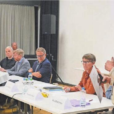 Mit Fakten überzeugen - Gemeinde und Schule (vorne: Gemeinderätin Ariane Gregor) informierten gemeinsam, warum Wohlen zwei neue Schulhäuser bauen muss. Bild: chh