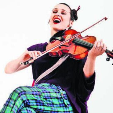 Melodische Geschichten - Jelena Popržan ist eine charismatische und vokal nuancenreiche Violaspielerin, Sängerin und Soundkünstlerin.Bild: zg
