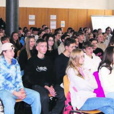 Die Zukunft der Landesverteidigung - Alle dritten Klassen der Bez waren vor Ort am Staatskundetag. Sie lernten viel über die Schweiz.