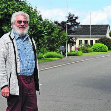 Gemütlichkeit und Nachbarschaftspflege - Edwin Hübscher und sein Ad-hoc-OK verwandeln die Sattelbogenstrasse schon bald in ein Festgelände.
Bild: mo