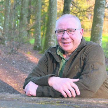 Mehr als nur Rehe - Hans Keiser ist Obmann der Jagdgesellschaft Lindenberg-Muri. Er weiss, welche Säugetiere im Wald «seines» Revieres leben und wie sich die Populationen entwickeln. Bild: Annemarie Keusch