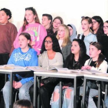 Gemeinsam geht es besser - Bei den Chorszenen kamen jeweils beide Klassen zusammen auf die Bühne. Bei den Spielszenen erhielt jede Klasse einen Abend, um sich zu präsentieren. Alles in allem ein gelungenes Gemeinschaftswerk. Bilder: Chregi Hansen