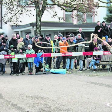 Gelebter Brauchtum - Wenn es so richtig knallt, jubeln die Zuschauerinnen und Zuschauer dem Chlöpfer lautstark zu. Bilder: Monica Rast