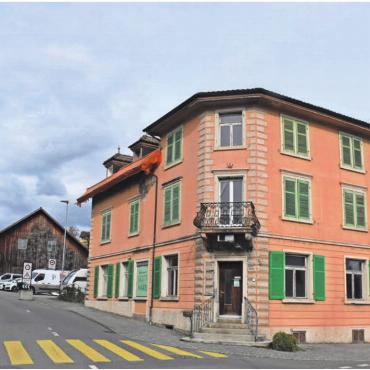 Der «Gotthard» steht im Weg - Die Liegenschaft «Gotthard» und die Holzliegenschaft (hinten links) sollen abgerissen werden und dem Projekt «Pilatusstrasse Ost» Platz machen. Bilder: Archiv/dm/pd
