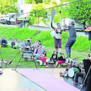 Die Magie der Strassenkünstler - Für Ulla Tikka und Andreas Muntwyler war die Nummer auf dem Seil quasi ein Heimspiel, welches sie sehr genossen.