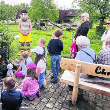 Für die kleinsten Freiämter - Autor Stefan Sprenger liest die Murimoos-Geschichte aus dem Kinderbuch vor. Kinder, Eltern und Chnorrlimorrli hören gespannt zu.