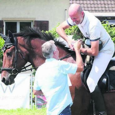 Jubel, Trauer und Spektakel - 21. Juli: Springkonkurrenz Wohlen. Die zwei Schädeli-Brüder unter sich. OK-Chef Markus gratuliert Hansruedi zum Sieg.