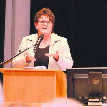 Zwischen Geschichte und Bratwurst - Milly Stöckli steht Rede und Antwort zu den Fragen zum Kreisel Muripark im Zentrum der Gemeinde. Bild: Celeste Blanc
