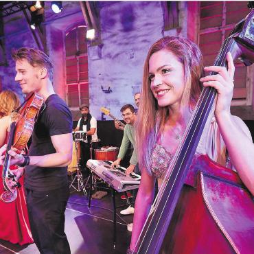 «Musik, die Kanton verbindet» - Das Ensemble Klassik Nuevo besticht durch seine Vielfalt: Am Sonntag in der reformierten Kirche zu bestaunen samt der Wohler Sängerin Julia Frischknecht. Bild: pd