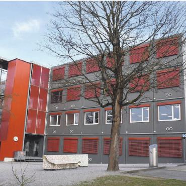 Ja zu einer pragmatischen Lösung - Noch bis im Sommer nutzt die Bezirksschule das Provisorium am Oberdorfweg. Danach soll es abgebaut und aufgeteilt werden – eine Hälfte ins Junkholz, die andere ins Bünmatt. Bilder: Daniel Marti
