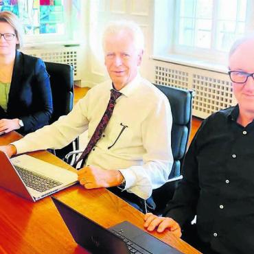 «Wir brauchen Geld» - Mirjam Zedi, Raymond Tellenbach und Beat Neuenschwander (von links) erklären, warum es nun dringend eine Steuererhöhung braucht. Bild: Marco Huwyler