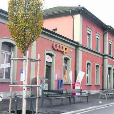 Investition in die Visitenkarte - Das Bahnhofsgebäude wird ab April umfassend saniert. Der Vertrag mit Coop Pronto wurde nicht mehr verlängert. Bild: dm