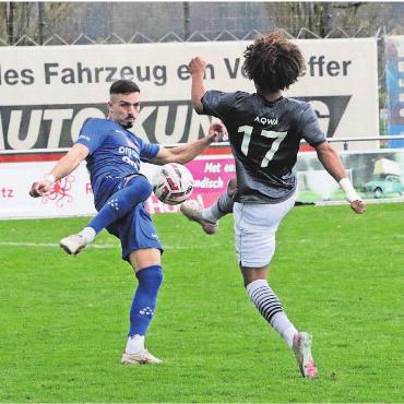 Frust auf allen Seiten - Edison Golaj (links) sorgte mit seinem Tor zumindest für die Punkteteilung in diesem Spiel.
Bild: Josip Lasic