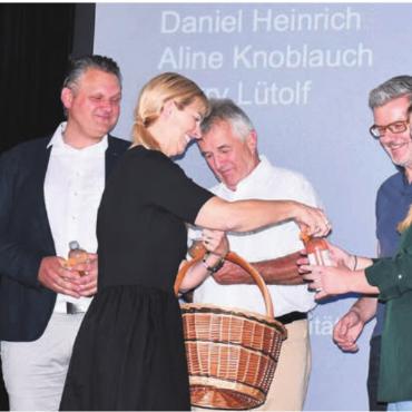 Mit fünf Zielen zum Sitzgewinn - Gemeinderatskandidatin Sonja Isler-Rüttimann verteilte nach der Nomination allen Kandidierenden noch eine Stärkung. Bild: Daniel Marti