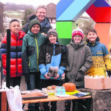 Beeindruckt vom Engagement - Die Sarmenstorfer Kids machten bereits zum vierten Mal mit bei der Sternenwoche, diesmal gab es Unterstützung durch Komiker Rob Spence. Bild: Chregi Hansen