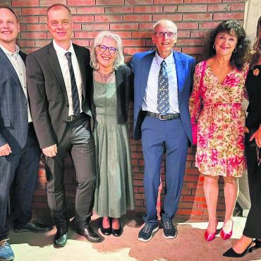 «Geniesse jeden Tag auf dieser Erde» - Jürg Mauberger genoss den Abend mit Freunden und der Familie. Von links: Aljosha Mauberger, Jürg Fehr, Sarah Fehr, Jürg Mauberger, Susanna Mauberger und Alessia Mauberger. Bild: zg