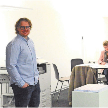 Die Schule optimal im Blick - Die neuen Räume der Schulverwaltung im dritten OG des Hauses Wietlisbach bereiten allen Freude (von links): Niels Hildebrandt und Franziska Walti (Präsidium Schulleitungskonferenz), Nadine Koller (Co-Leitung Schulverwaltung) und Thomas Geissmann (Gemeinderat). Bild: Chregi Hansen