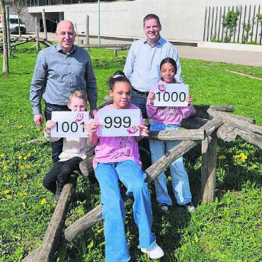 Weiterhin starkes Wachstum - Ali (1001. Schüler) zusammen mit den Schwestern Lia (999.) und Ivy (1000.) sowie Bild: zg