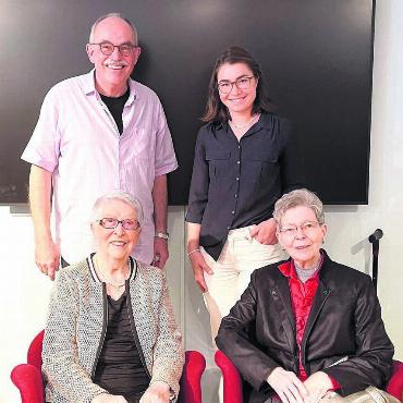 Beeindruckende Krönung - Sie sorgten für eine spannende, unterhaltsame Finissage, sitzend (v. l.): Lisbeth Locher-Fischbach und Margrit Meier-Stöckli. Stehend (v.l.): Daniel Güntert und Corina Haller. Bild: Walter Minder